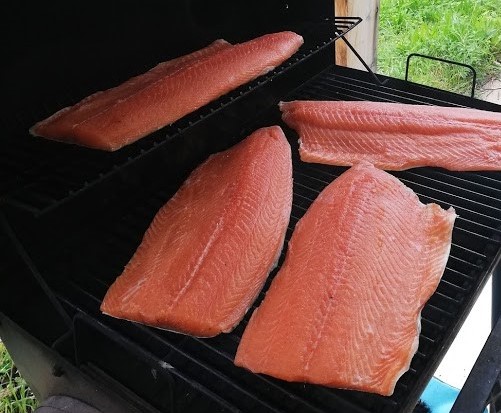 des filets de saumon en fumaison dans le barbecue américain