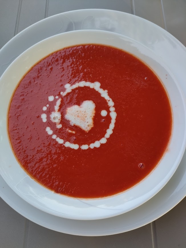 un potage rouge tomate poivron des Landes dans une assiette blanche