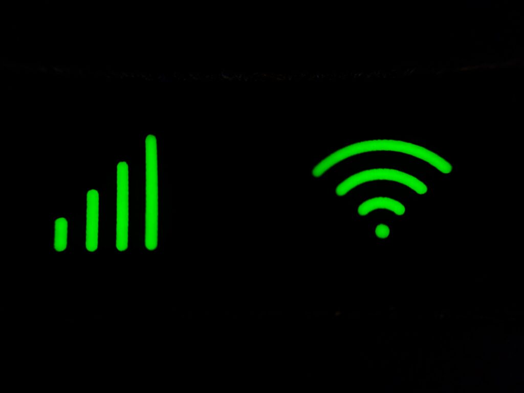 deux sigles Wi-Fi vert clair vif sur fond noir